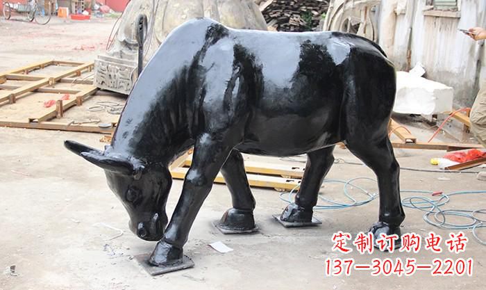 常州牛吃草铜雕