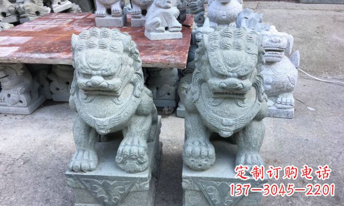 常州青石踩球狮子看门石雕,精致雕塑令门口更加精彩