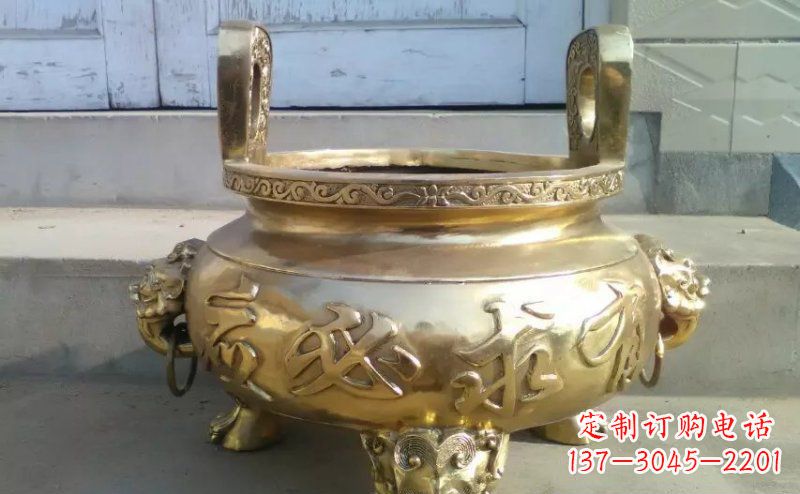 常州壮丽威猛的三足香炉铜雕