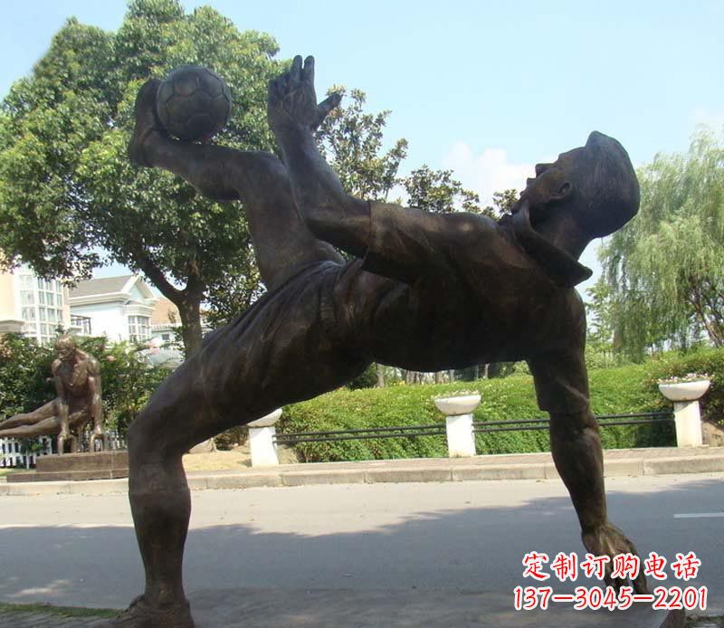 常州射门的足球运动员铜雕 
