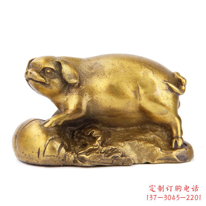 常州铸铜鎏金猪雕塑时尚炫彩,精致温馨