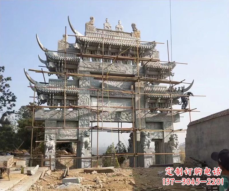 常州石牌坊外东侧的龙凤雕塑