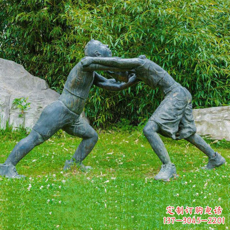 常州摔跤运动小孩公园草坪铜雕