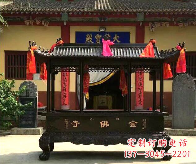 常州双兽头三足雕花铜香炉