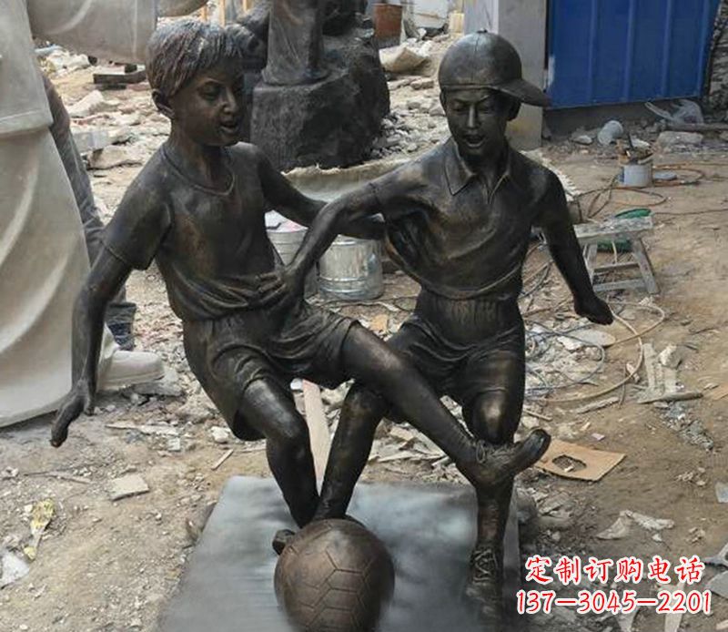常州踢足球公园人物铜雕