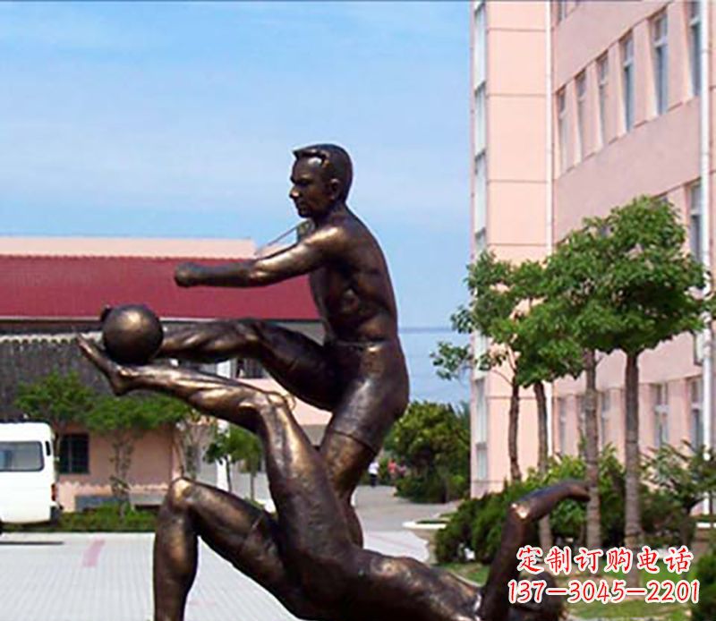 常州踢足球人物广场小品铜雕