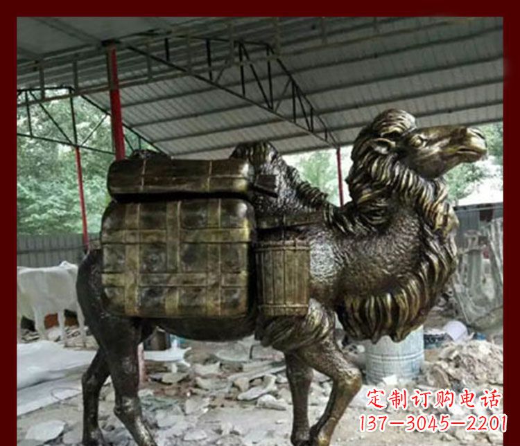 常州拖行李的骆驼动物铜雕