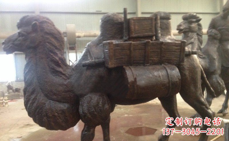 常州驮着东西的骆驼公园动物铜雕