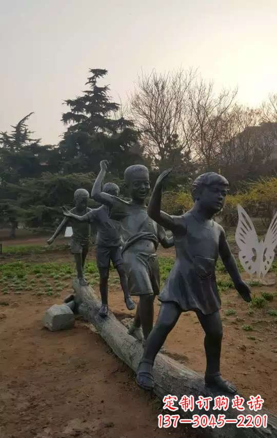 常州玩走独木桥儿童铜雕