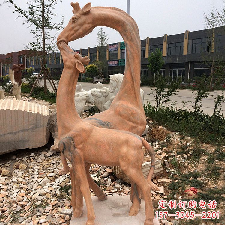 常州晚霞红石雕长颈鹿-校园公园母子亲情景观雕塑