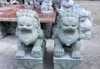 常州青石踩球狮子看门石雕，精致雕塑令门口更加精彩