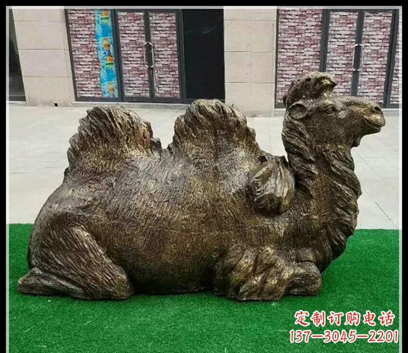 常州卧在草地的骆驼铜雕