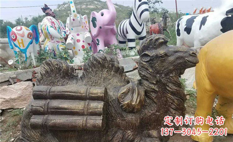 常州卧着的骆驼动物铜雕 (2)