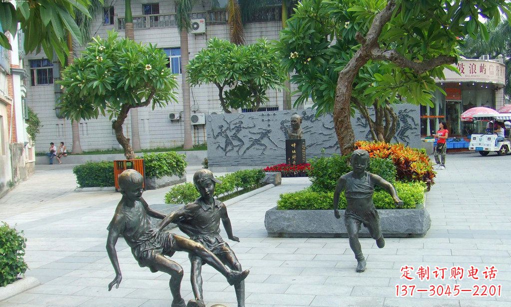 常州小孩踢足球铜雕