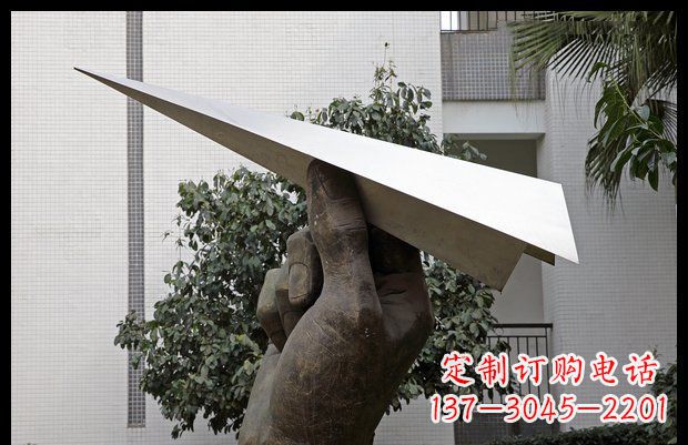 常州小区不锈钢手拿纸飞机雕塑