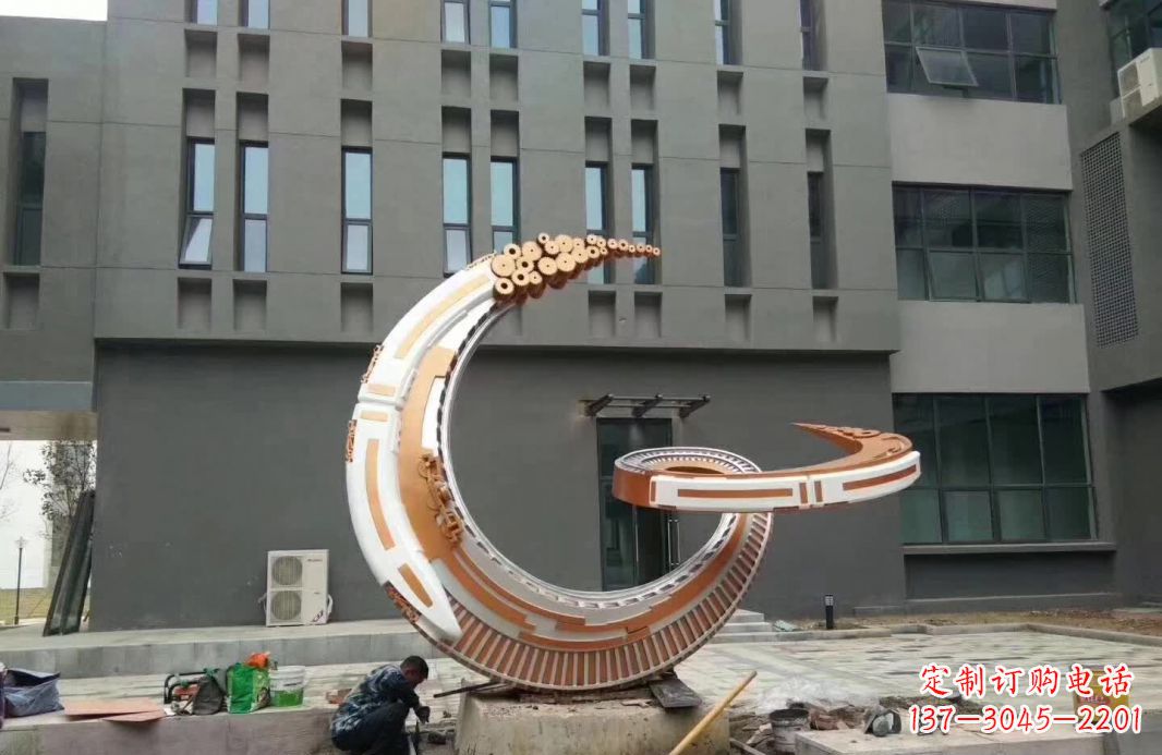 常州小区抽象不锈钢月亮雕塑