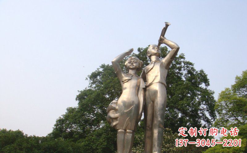 常州校园吹军号敬礼的小学生人物景观铜雕