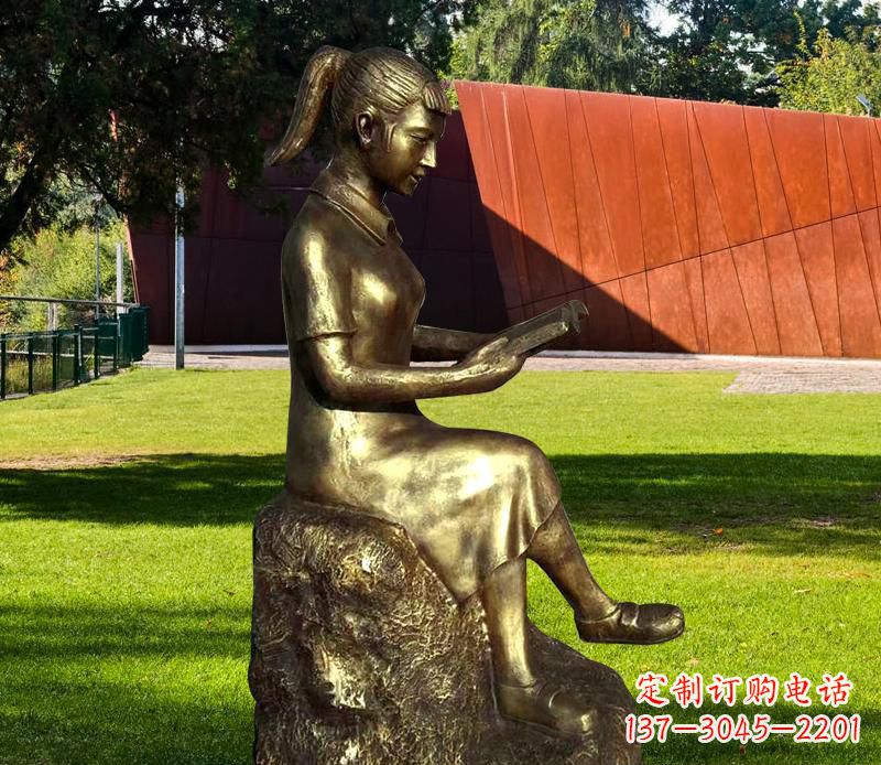 常州校园看书的女孩铜雕 