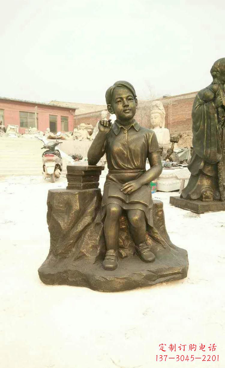 常州校园看书思考的学生铜雕