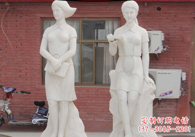 常州校园拿书本的学生石雕
