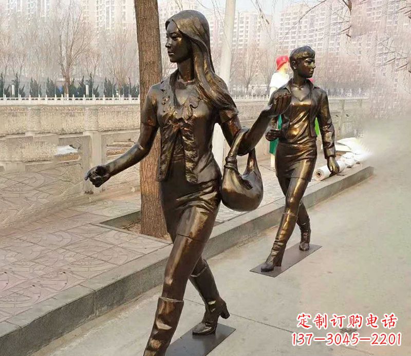 常州行走的女人街边人物铜雕