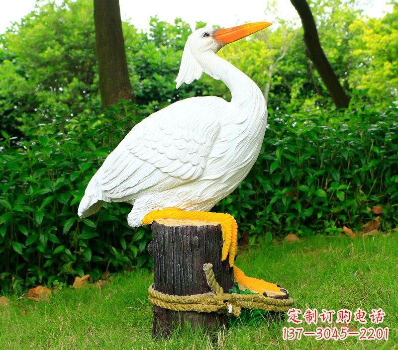 常州一男一女抱一只鸽子雕像