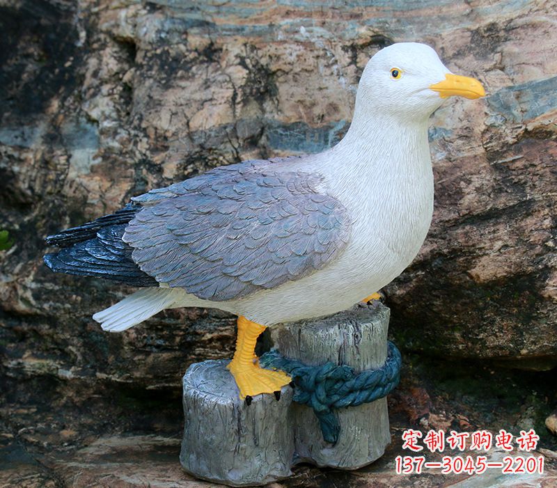 常州一手托鸽子 一手拿书本的雕塑像
