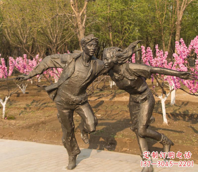常州游玩的情侣铜雕