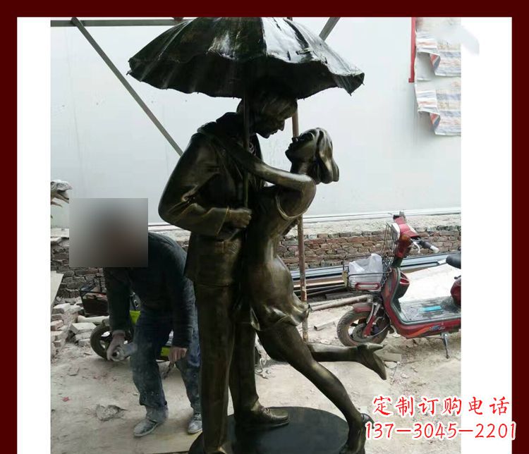 常州雨伞下拥抱的情侣铜雕