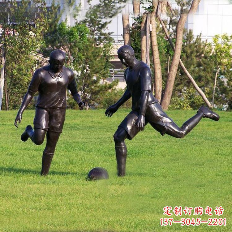 常州园林踢足球人物铜雕