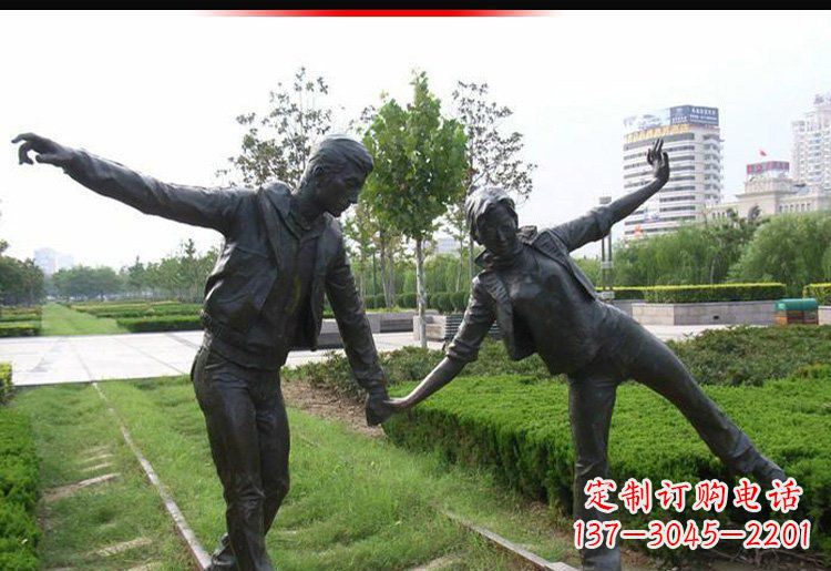 常州走铁轨的情侣铜雕