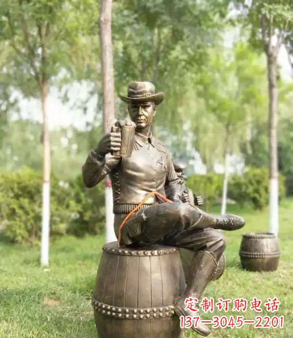 常州坐酒桶喝啤酒的牛仔铜雕