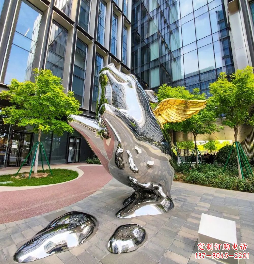常州猪雕塑-酒店门口一只带翅膀不锈钢镜面猪雕塑